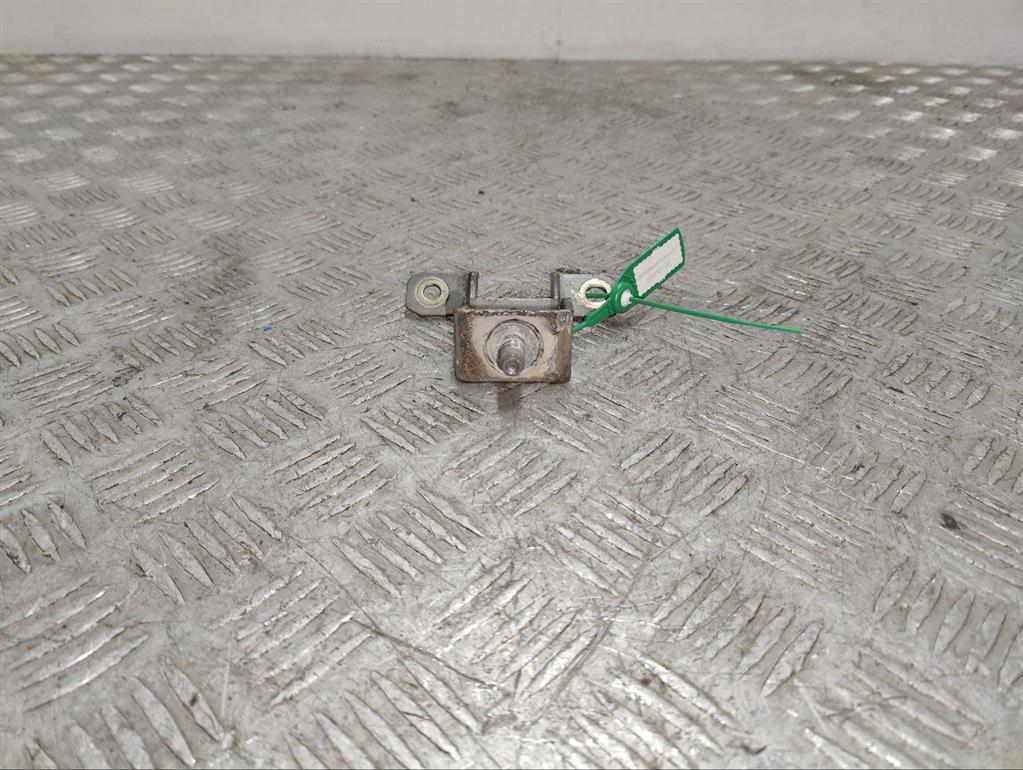 Петля крышки багажника