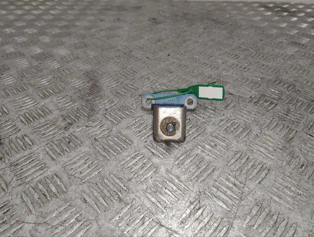 Петля крышки багажника