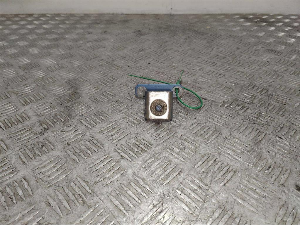 Петля крышки багажника