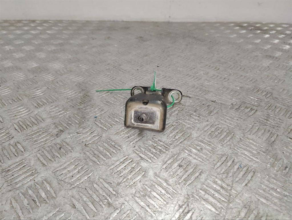 Петля крышки багажника