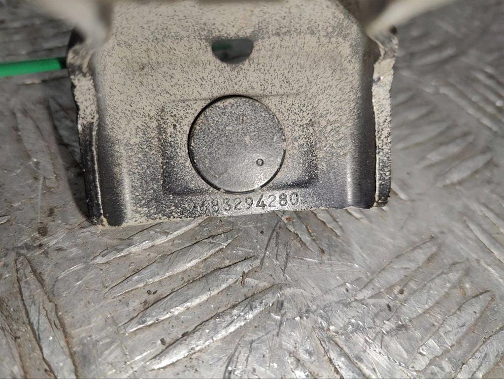 Петля крышки багажника