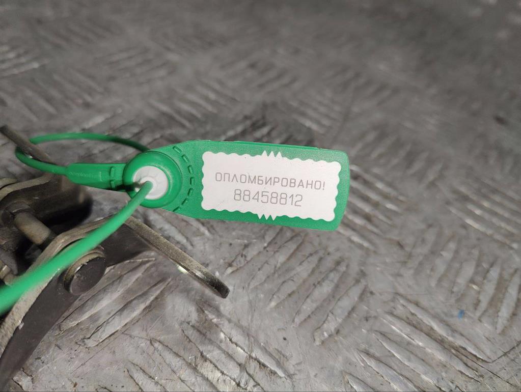 Петля крышки багажника