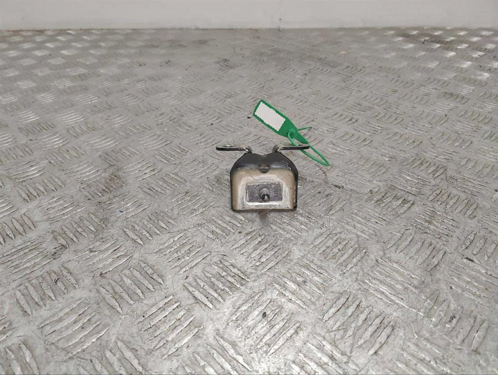 Петля крышки багажника