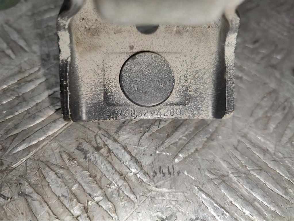 Петля крышки багажника