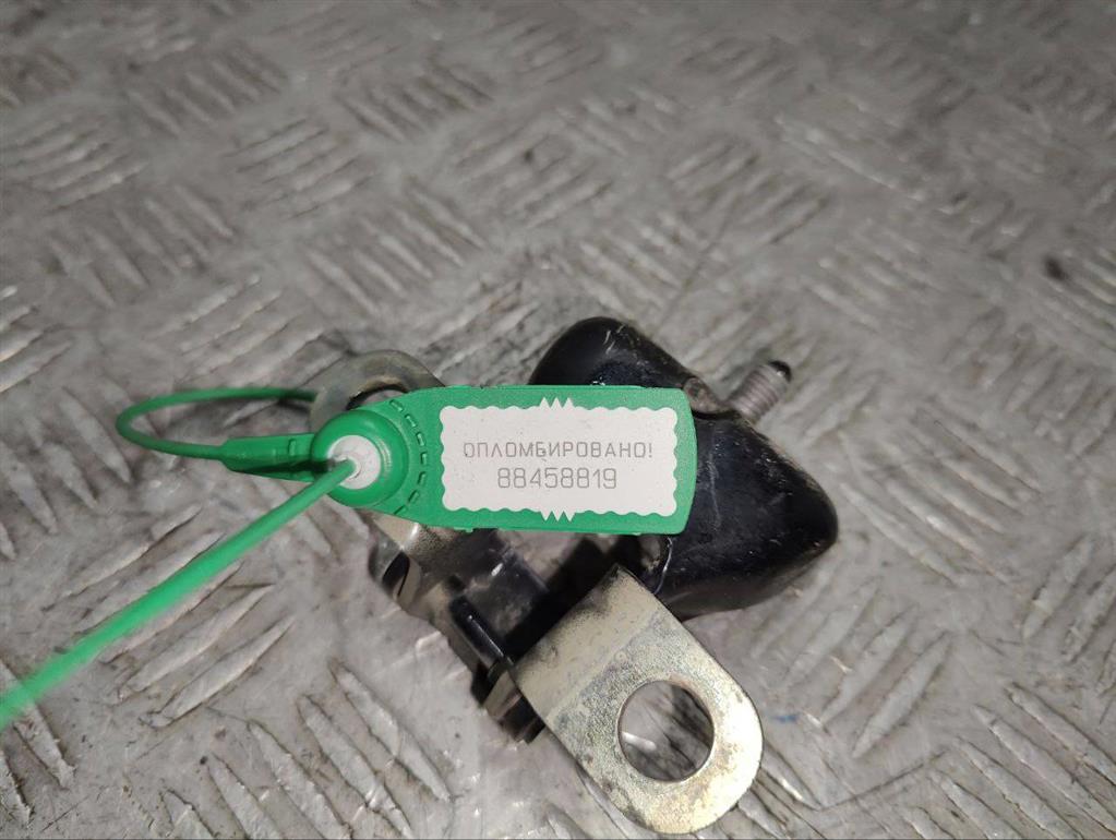 Петля крышки багажника