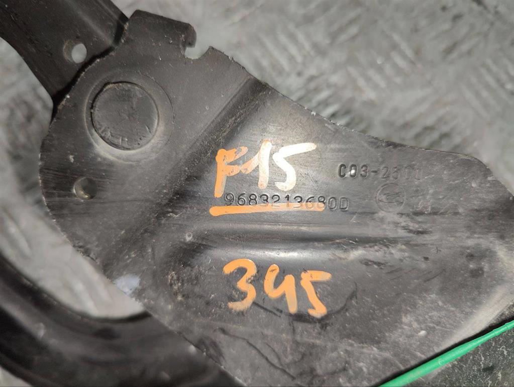 Петля крышки багажника