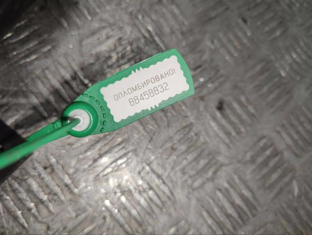 Петля крышки багажника