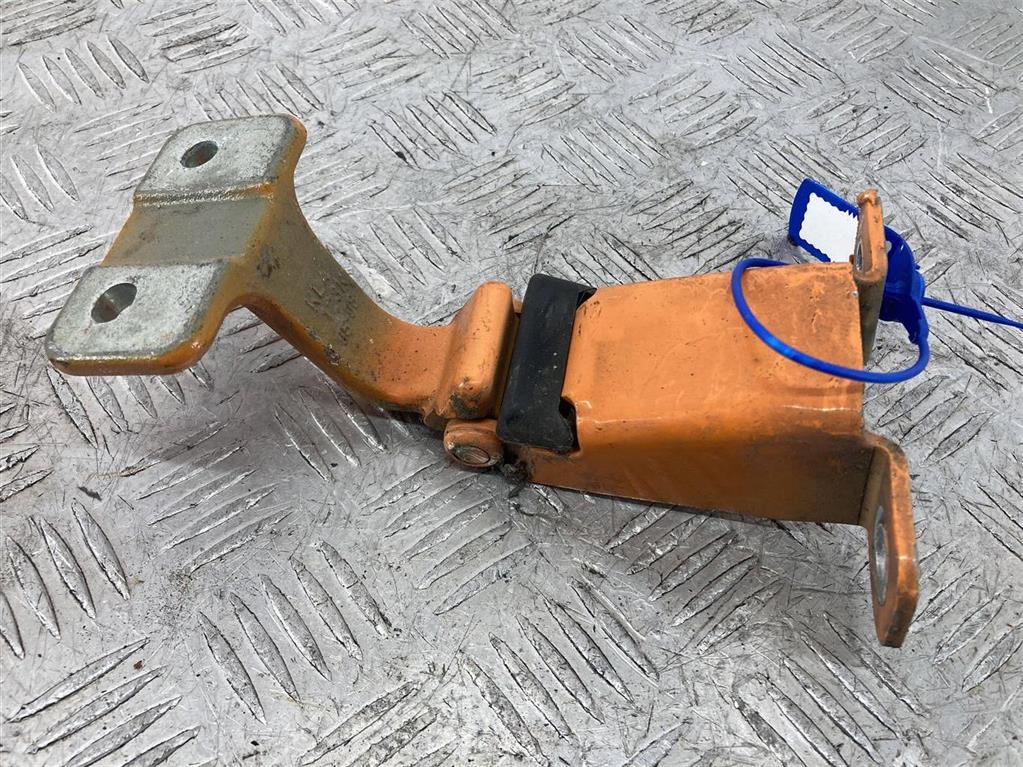 Петля крышки багажника