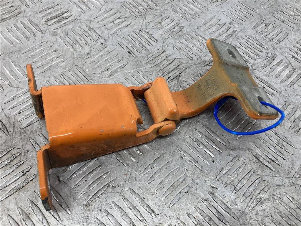 Петля крышки багажника