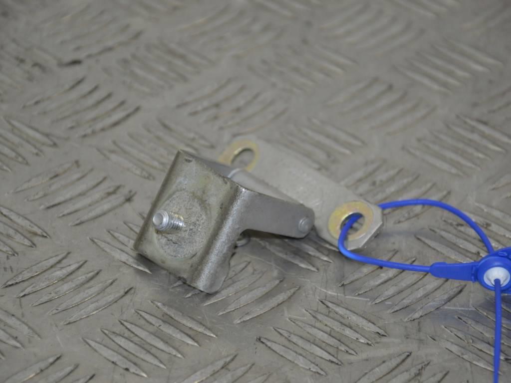 Петля крышки багажника