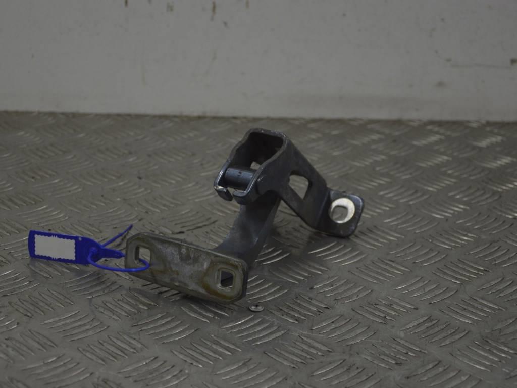 Петля крышки багажника