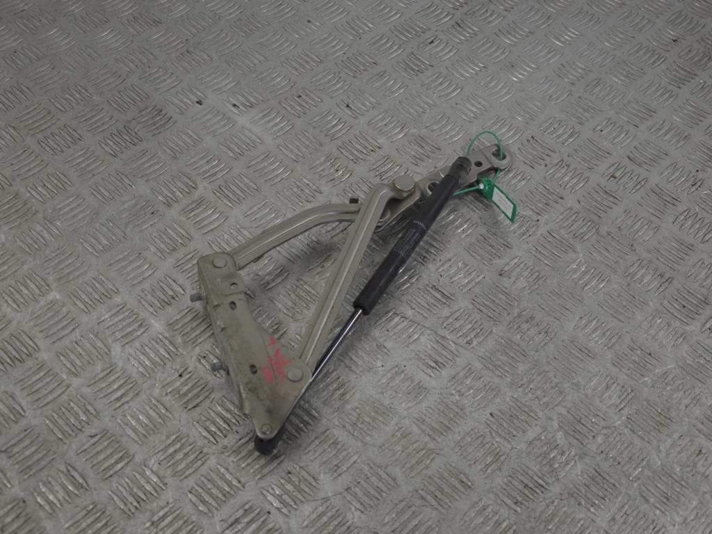 Петля крышки багажника