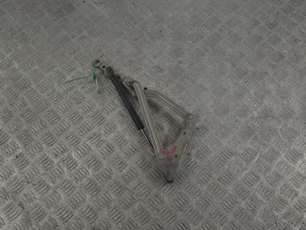 Петля крышки багажника