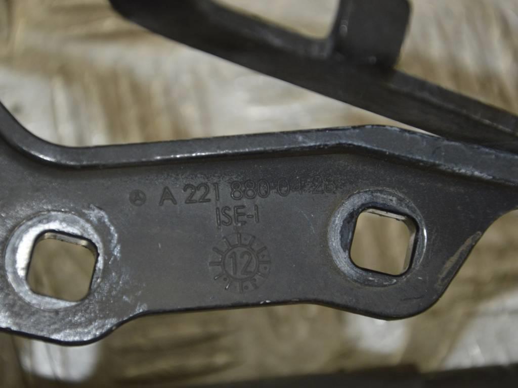 Петля крышки багажника