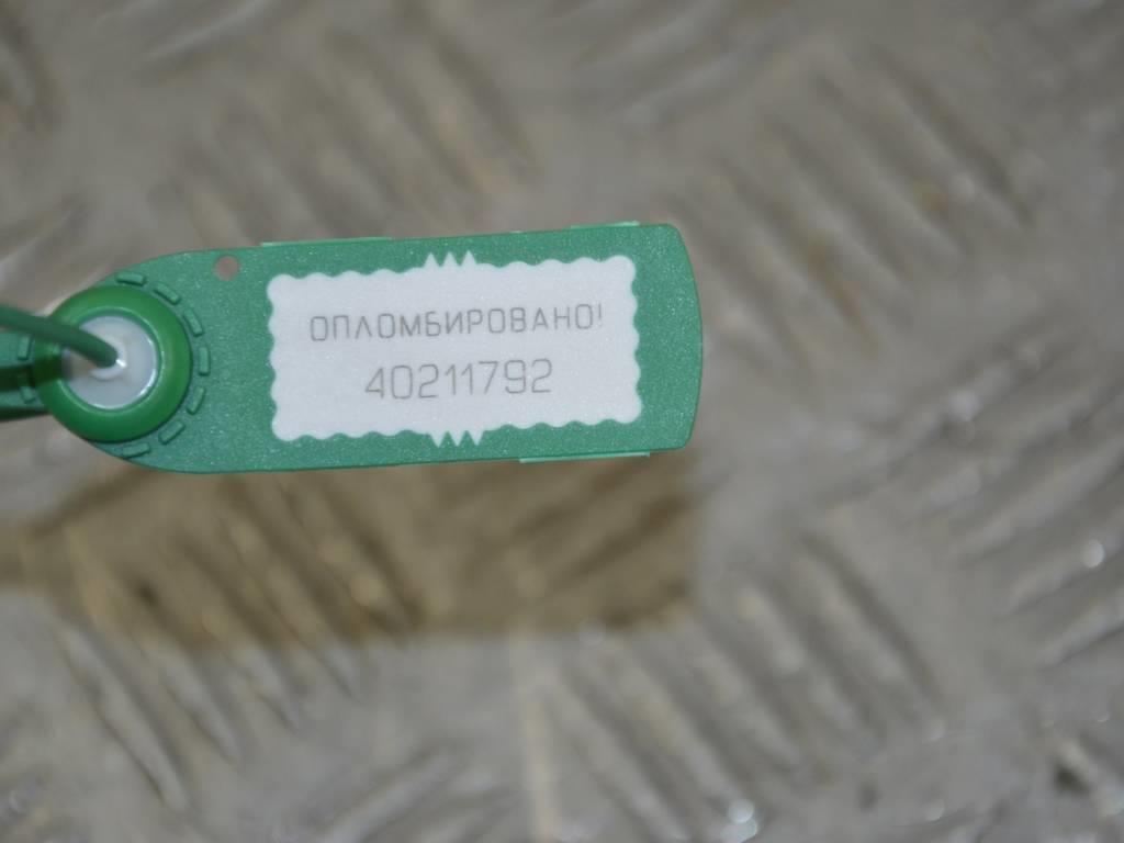 Петля крышки багажника