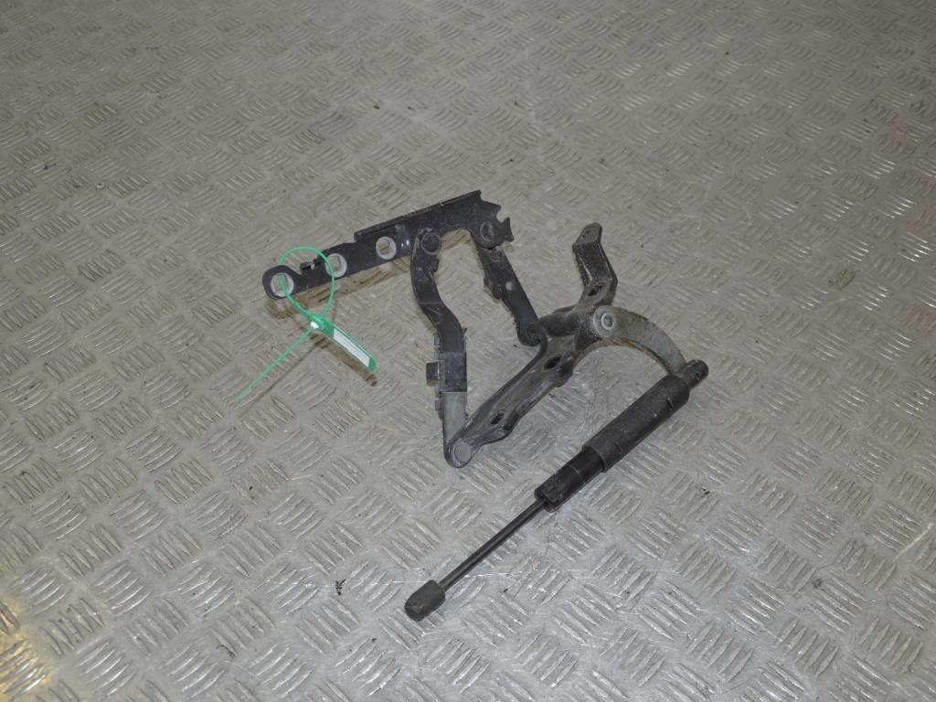 Петля крышки багажника