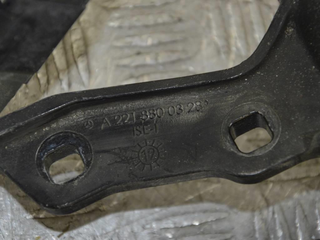 Петля крышки багажника