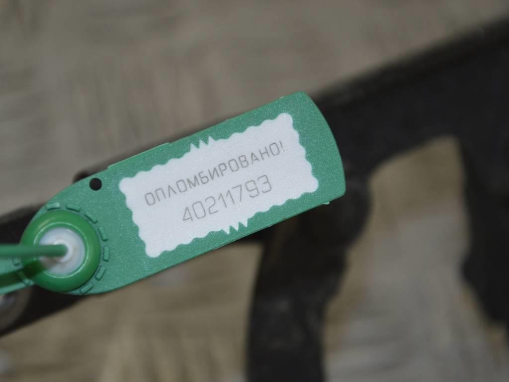 Петля крышки багажника