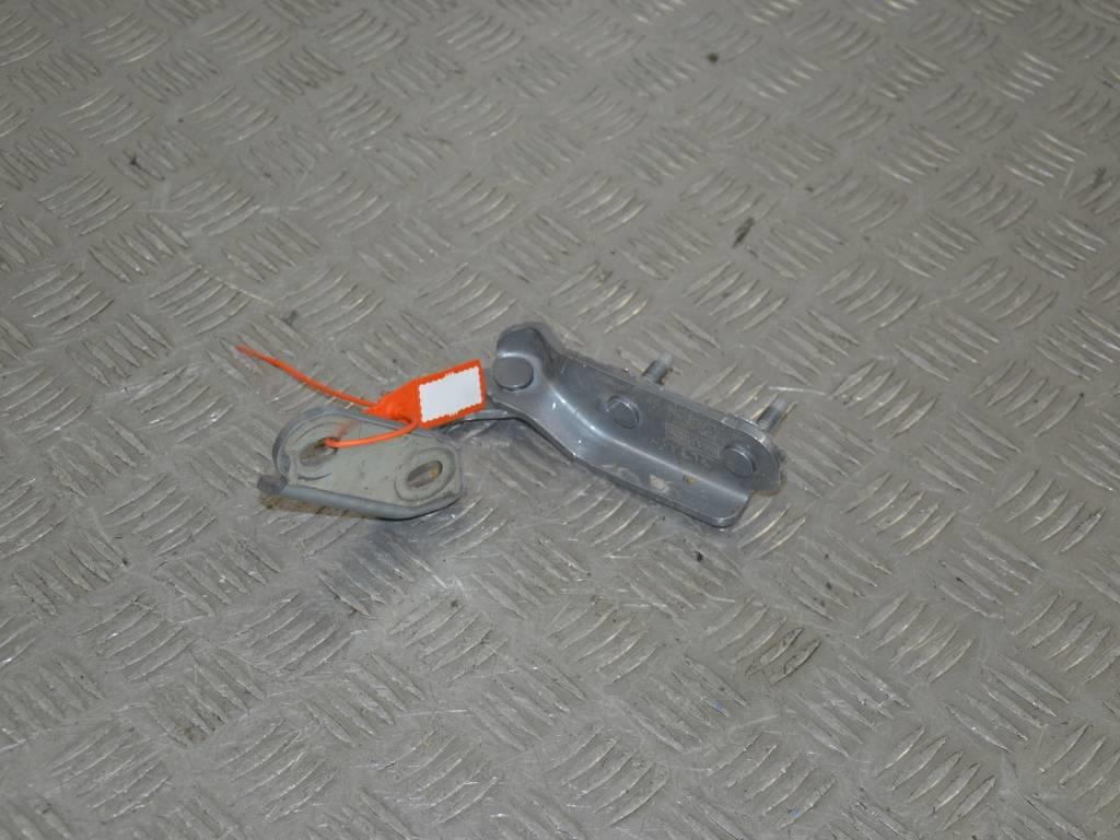 Петля крышки багажника