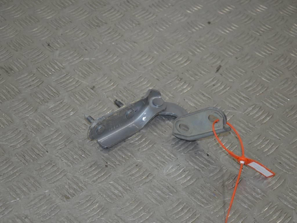 Петля крышки багажника