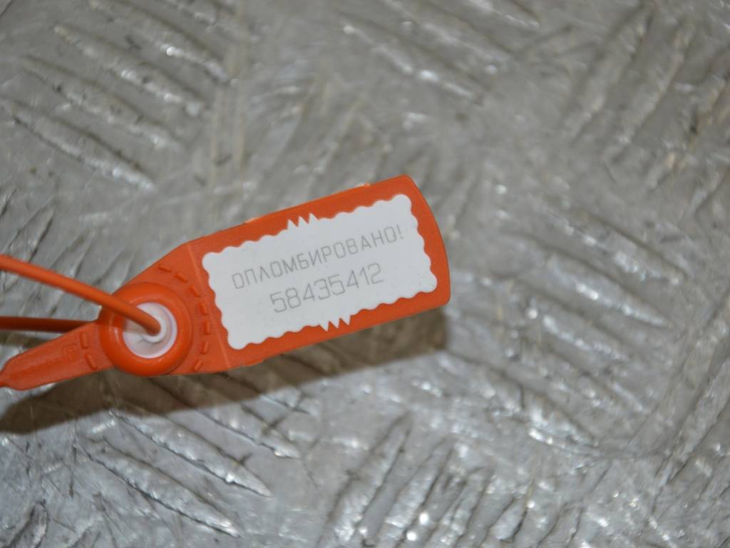 Петля крышки багажника