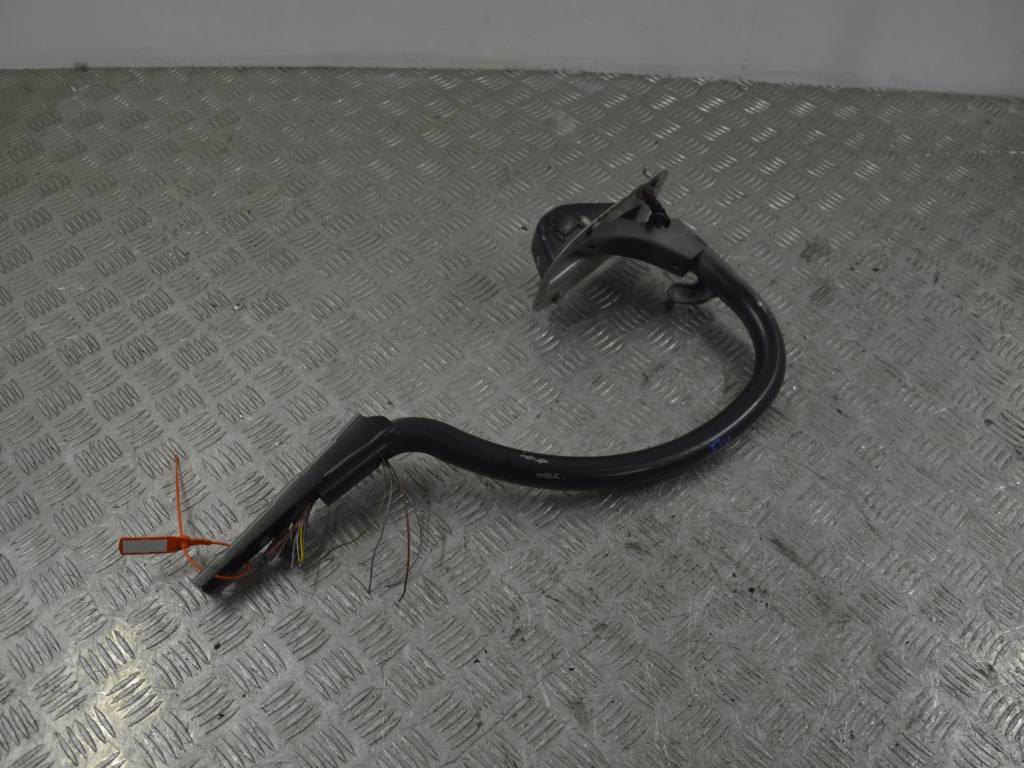 Петля крышки багажника