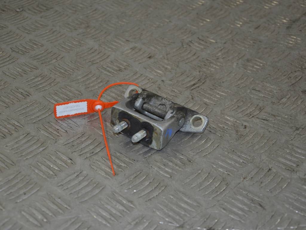 Петля крышки багажника