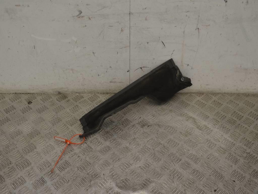 Пластик моторного отсека