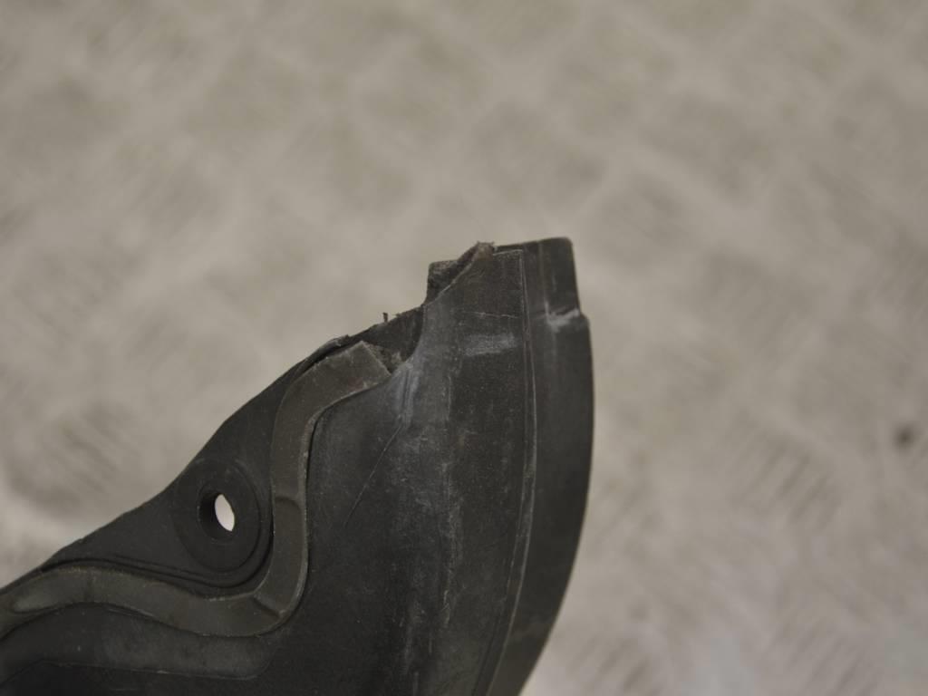 Пластик моторного отсека