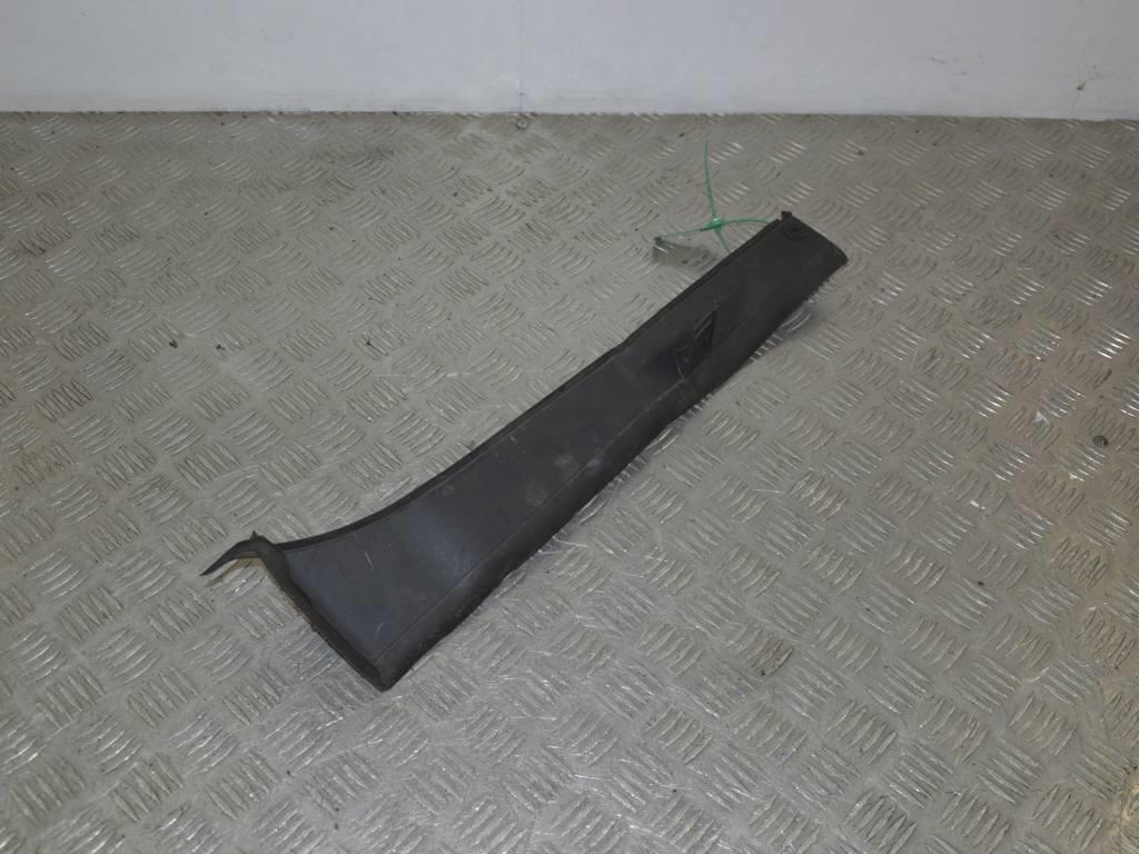 Пластик моторного отсека