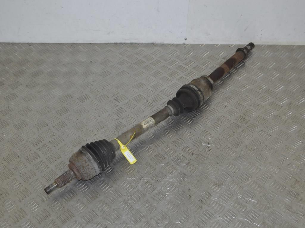 Полуось передняя правая (приводной вал, ШРУС) Renault Scenic 2 (2003-2009) 8200472158