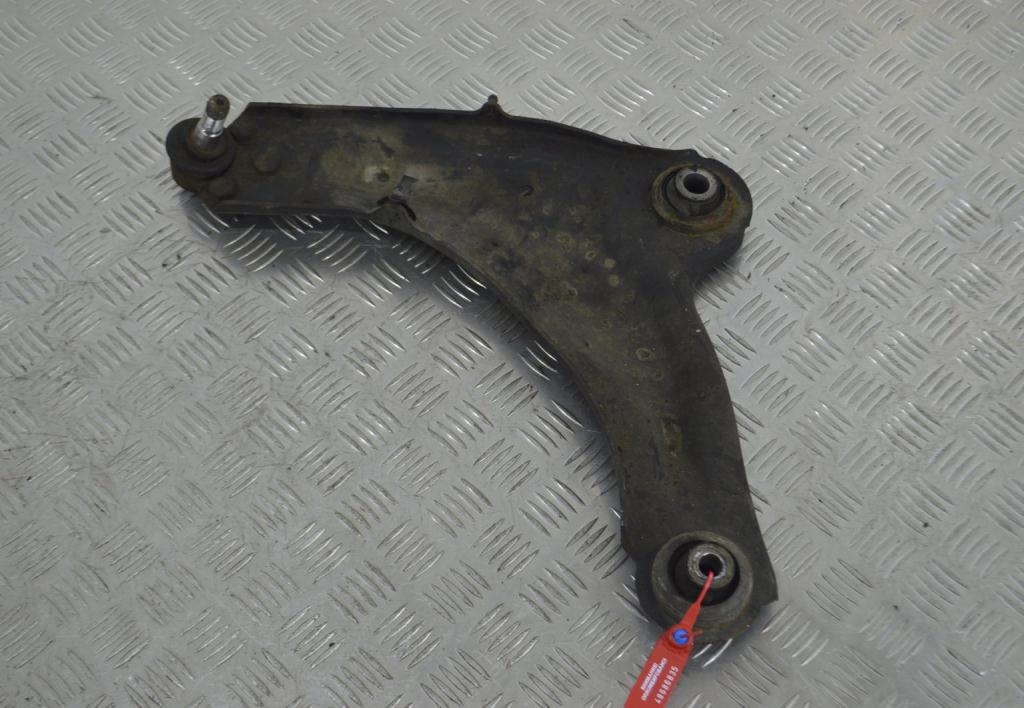 Рычаг передний левый