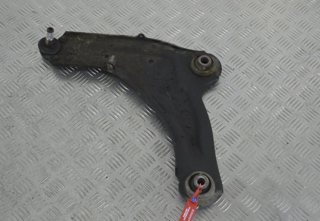 Рычаг передний левый