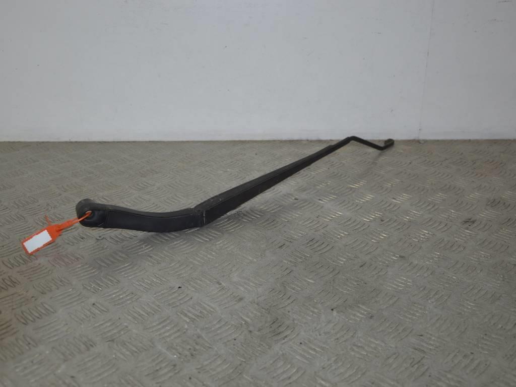 Щеткодержатель (поводок стеклоочистителя, дворник)