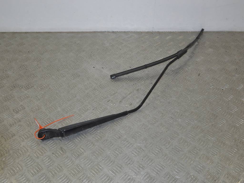 Щеткодержатель (поводок стеклоочистителя, дворник)