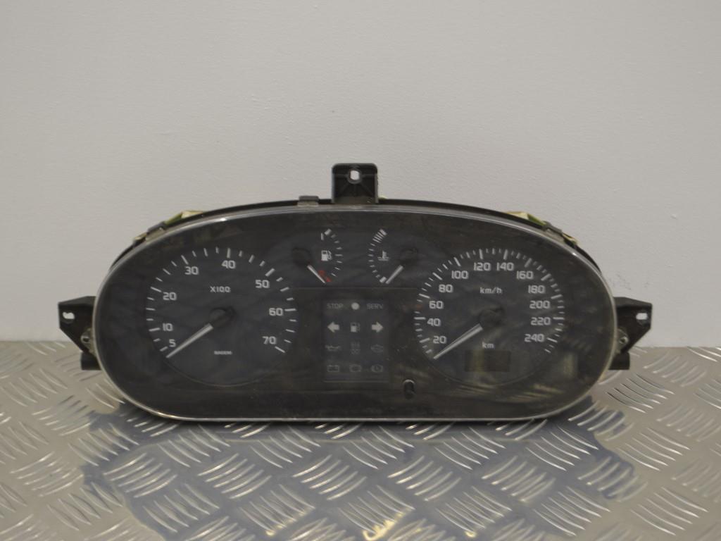 Щиток приборов (приборная панель) Renault Scenic 1 (1996-2003) 8200071811