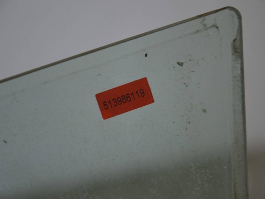 Стекло двери передней левой