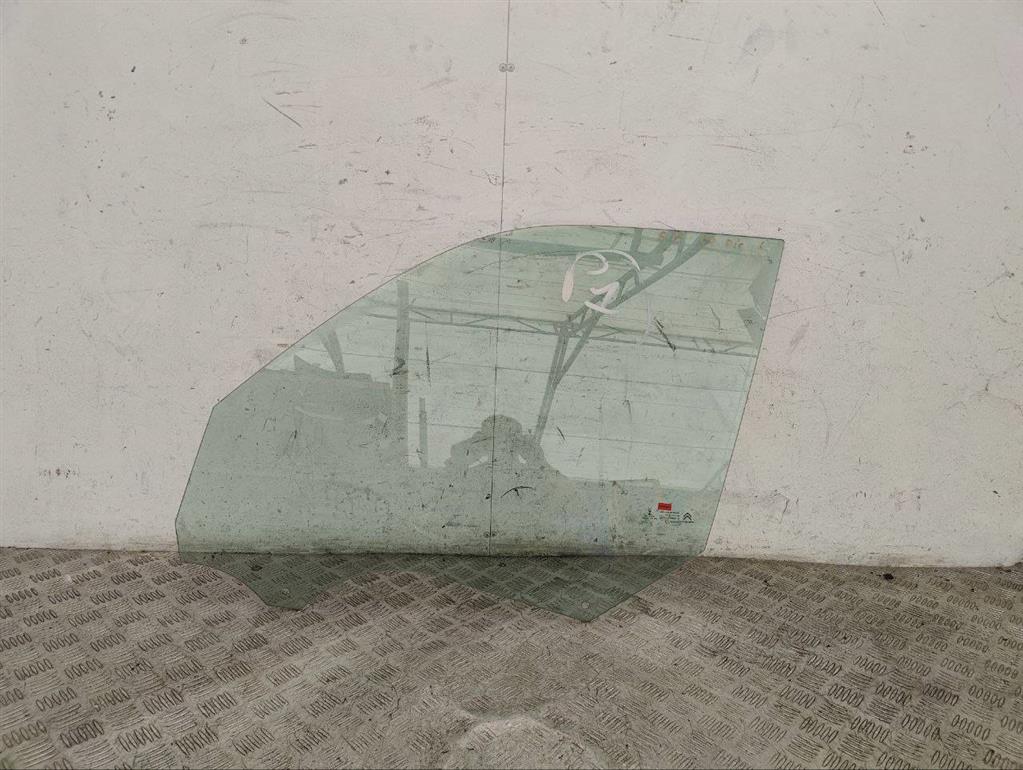 Стекло двери передней левой