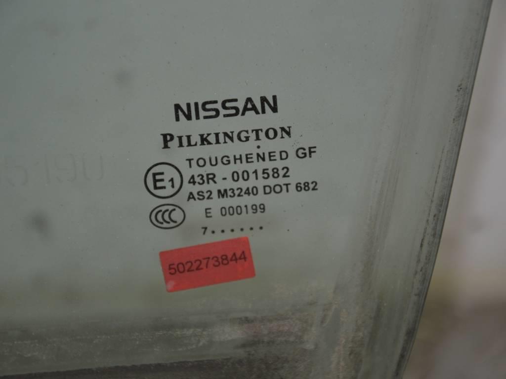 Стекло двери передней левой