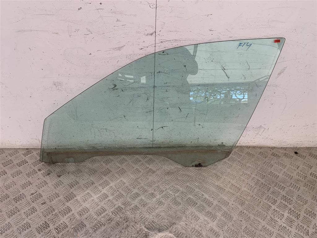 Стекло двери передней левой