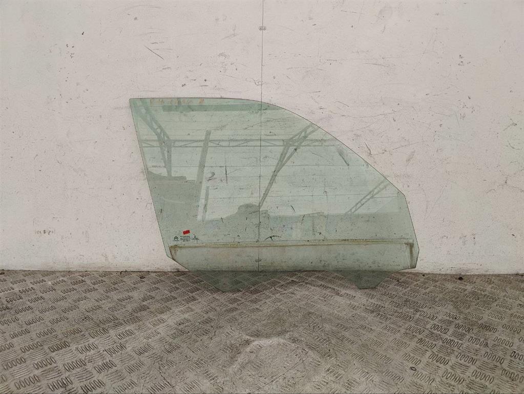 Стекло двери передней правой