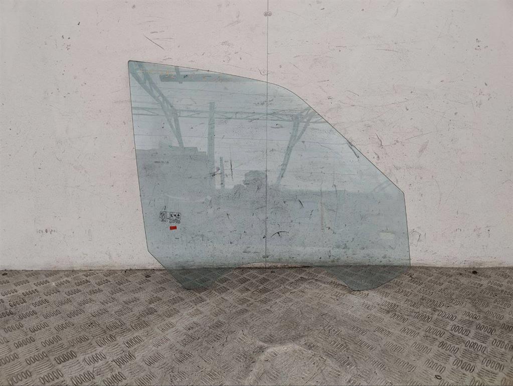 Стекло двери передней правой