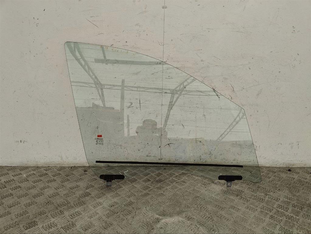 Стекло двери передней правой