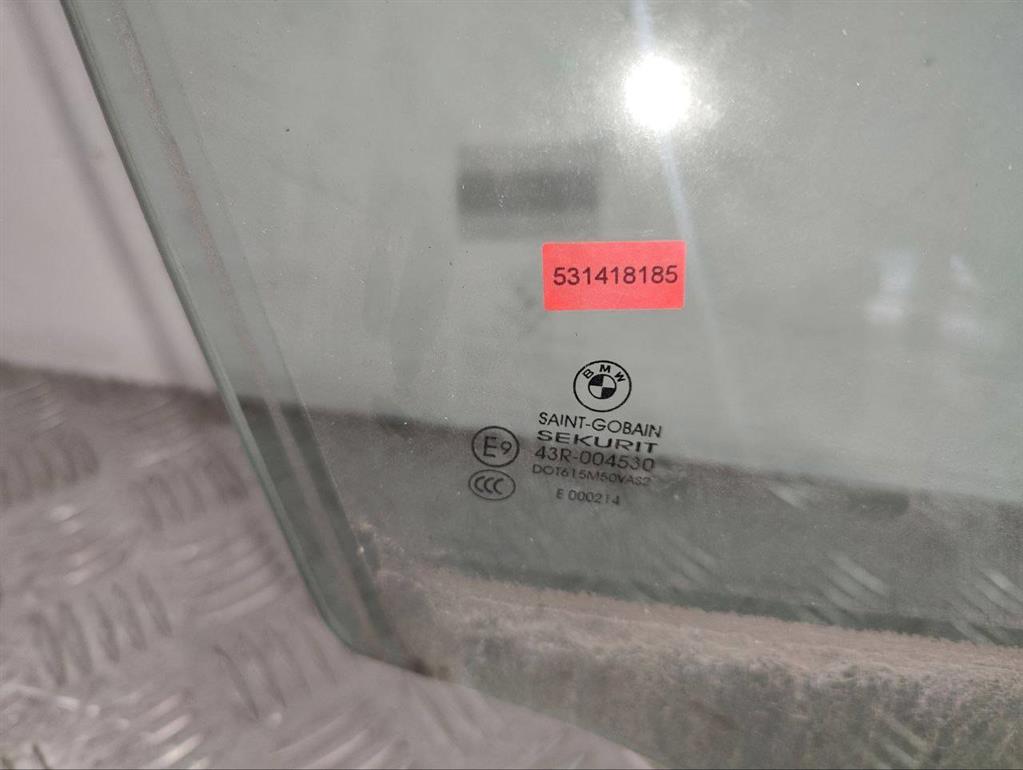 Стекло двери передней правой