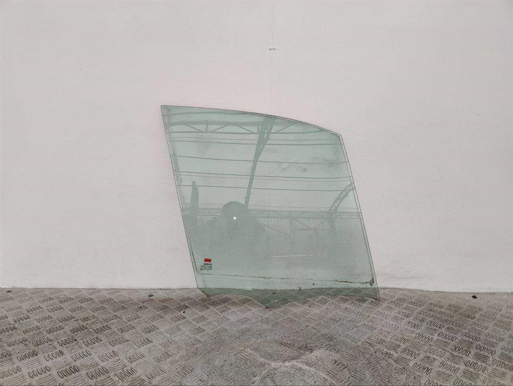 Стекло двери передней правой