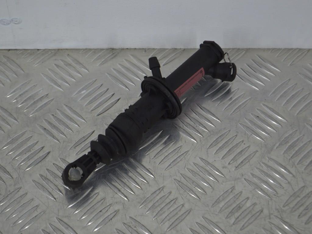 Цилиндр сцепления главный Renault Clio 3 (2005-2012) 8200436137