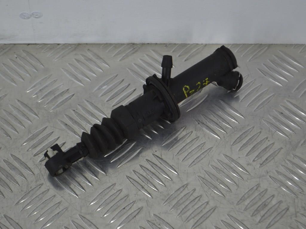 Цилиндр сцепления главный Renault Clio 3 (2005-2012) 8200436137