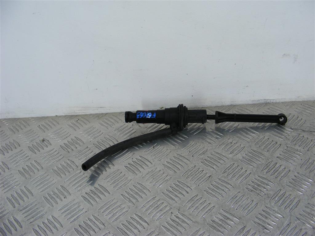 Цилиндр сцепления главный