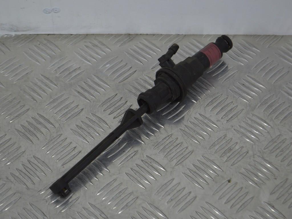 Цилиндр сцепления главный