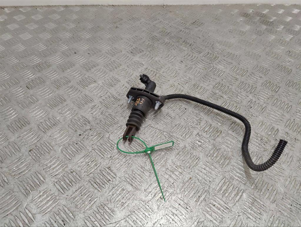 Цилиндр сцепления главный